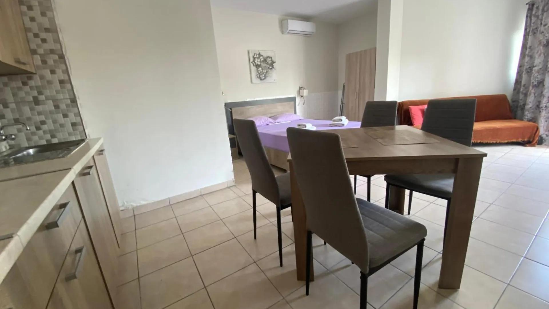 Boronia Hotel Apartments 라르나카