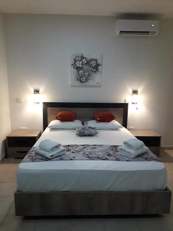Boronia Hotel Apartments 라르나카
