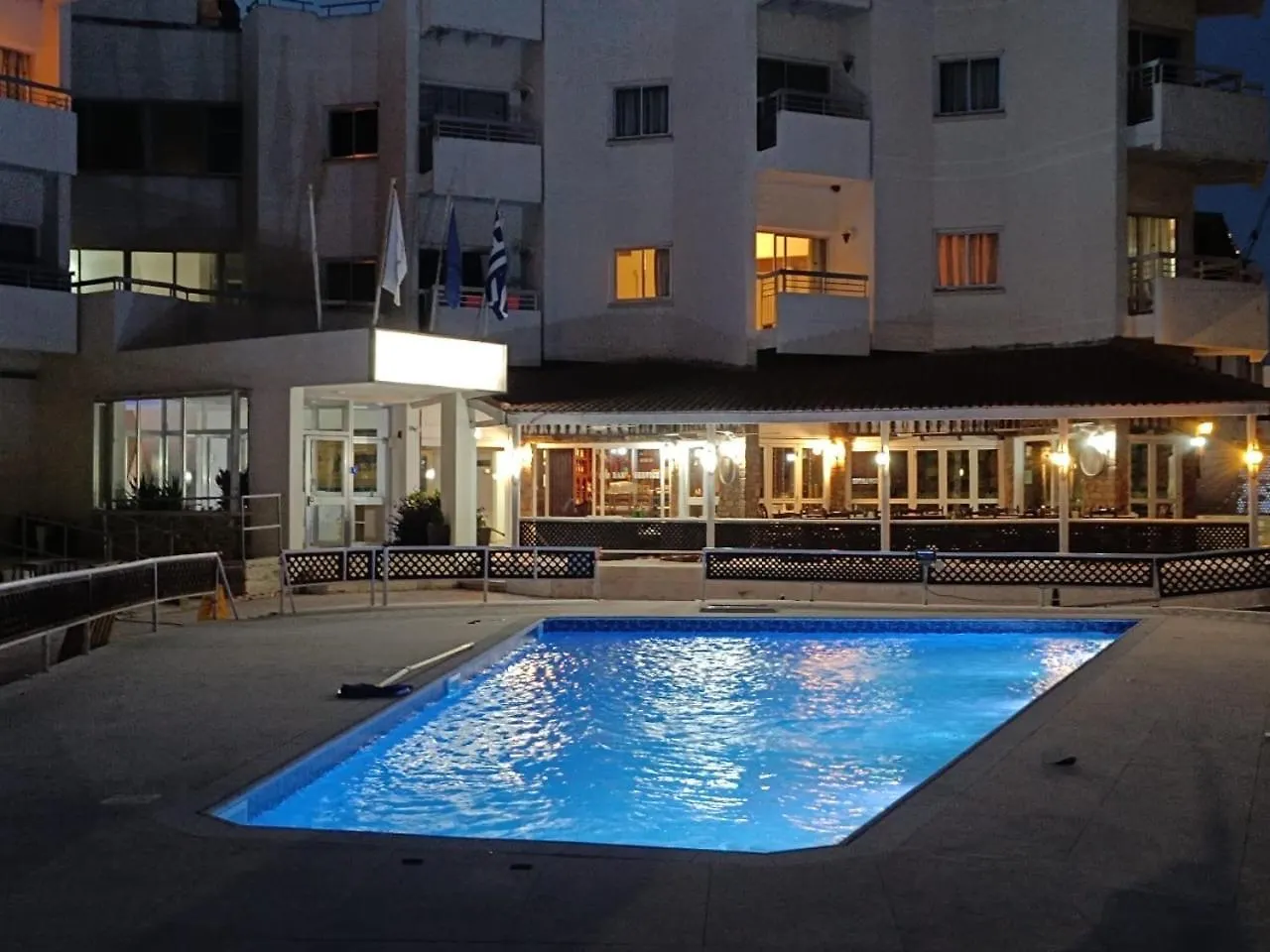 Boronia Hotel Apartments 라르나카